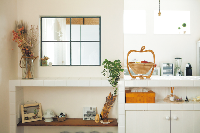 室内窓のあるキッチン