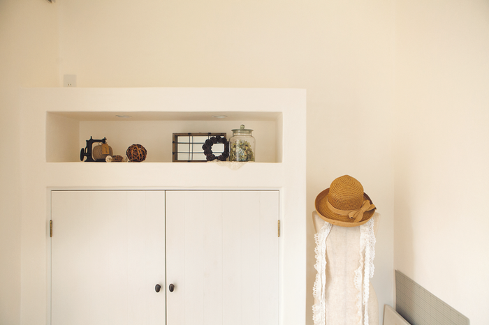 木材としっくいによる造りつけ棚のあるアトリエ