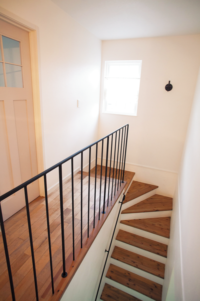 シンプルなアイアンの階段手すりやフェンス