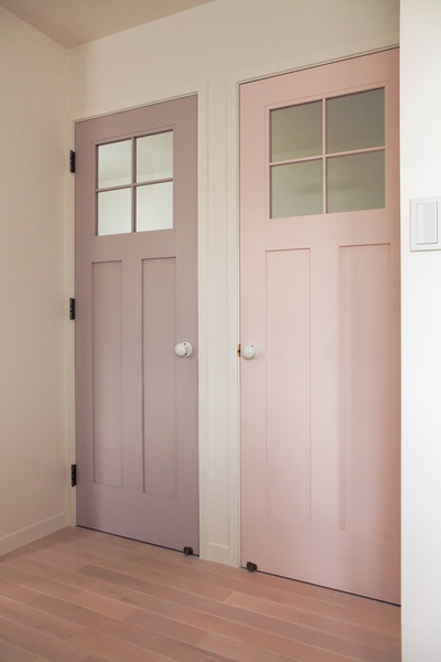 ピンクとパープルのドアの子供部屋