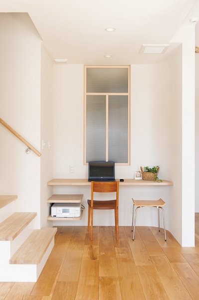 シンプルなカウンターを造りつけたワークスペース