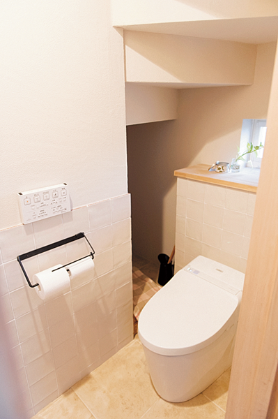 階段下の空間を利用したトイレ