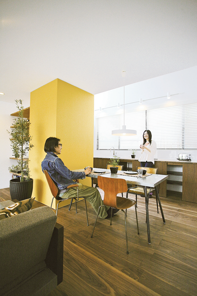 長いキッチンカウンターはパソコンスペースやパンこね台に