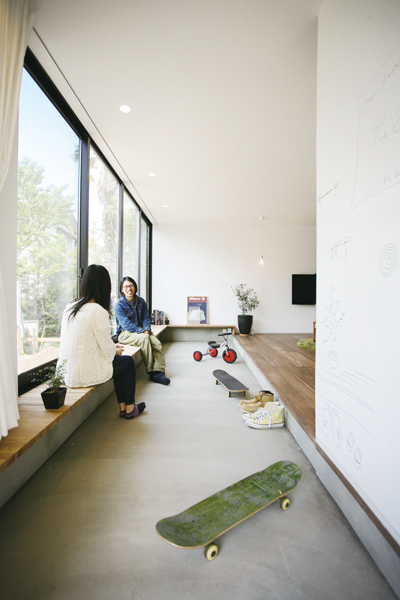 縁側風に仕上げたやすらげるスペース