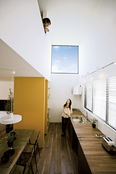 カウンタートップはウォールナット集成材をガラスコーティング