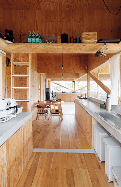 丈夫にキャビネットを配置したキッチン