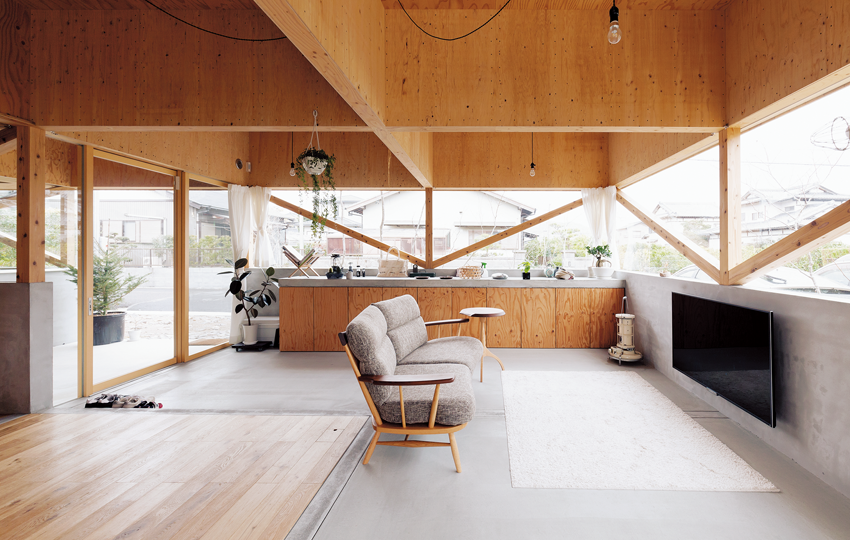 コンクリートにして外と一体感を出した玄関とリビングの床