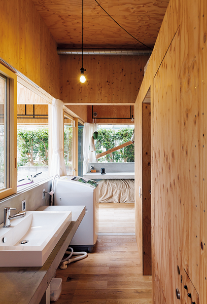 通路にまとめて配置された水回り