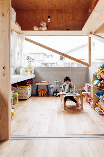 コンクリートのカウンターが勉強机の子ども部屋