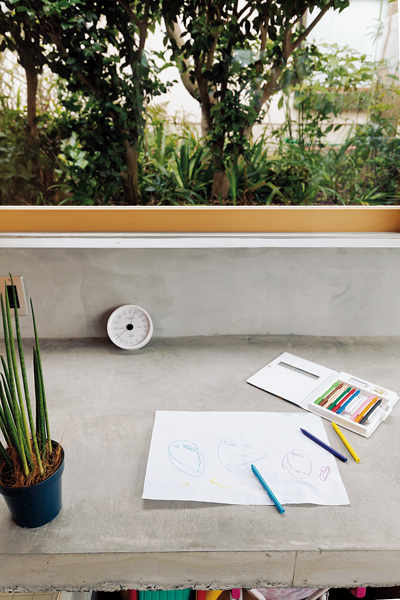 隣家の垣根を借景にした子ども部屋