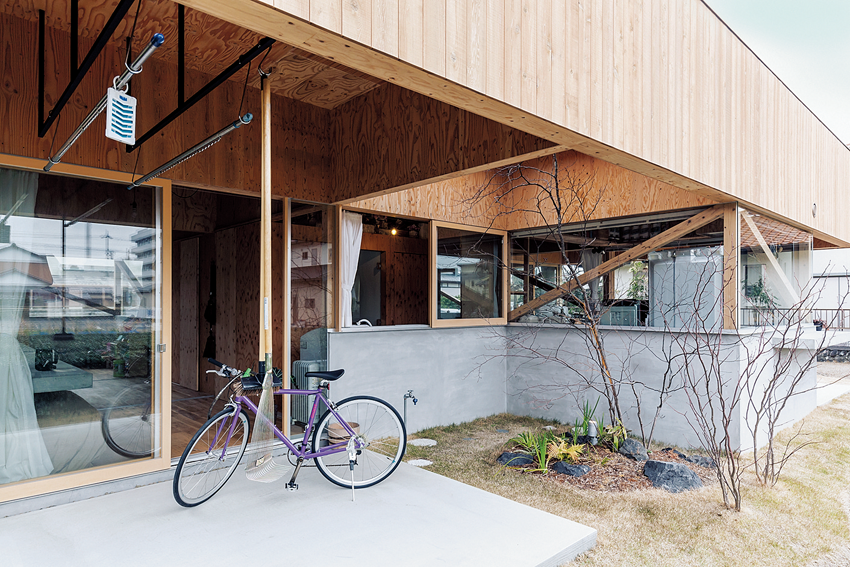 洗濯物を干す寝室横のテラス