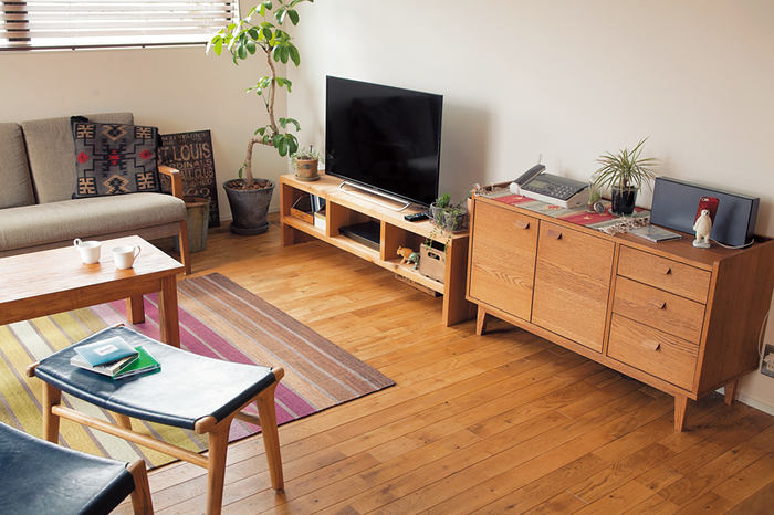 手作りしたAVボードのあるリビング