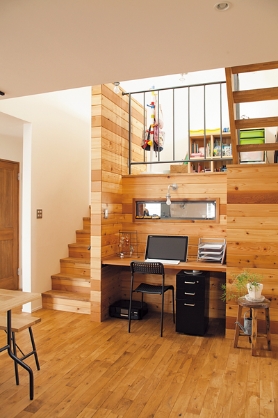 山小屋風の板張り壁のデスクコーナー