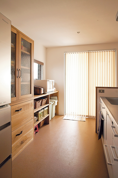 ホワイトオーク材のカップボードが置かれたキッチン