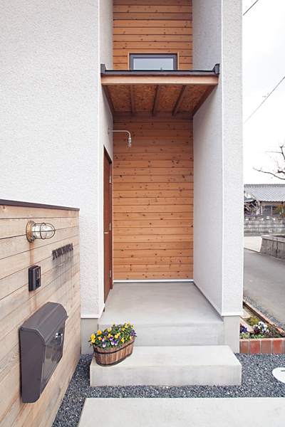 壁の板張り部分は木の色をキープしたエントランス