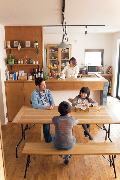 オーダーメイドのテーブル・ベンチがあるDK