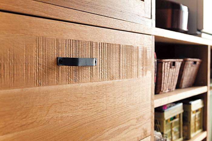 表面にラフな面を残した引き出し