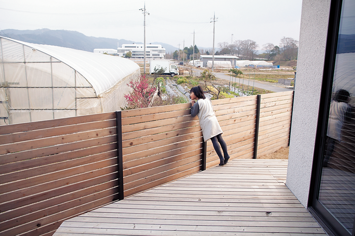 敷地に合わせた形状のデッキ