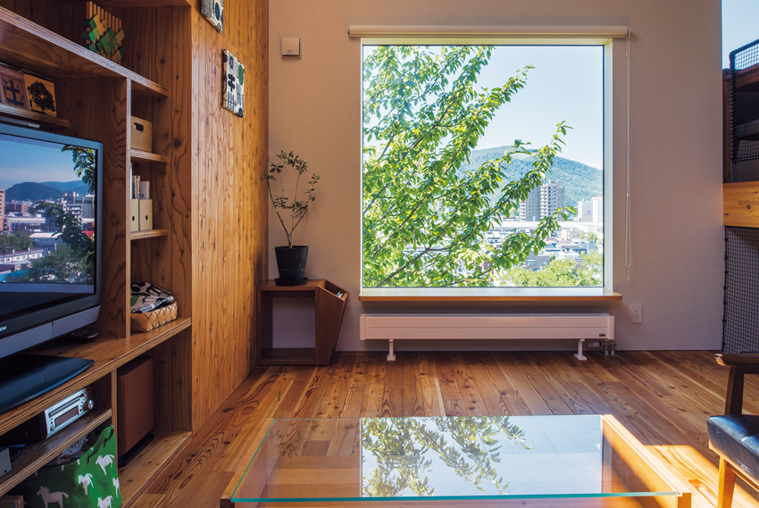 壁際のソファから見た窓
