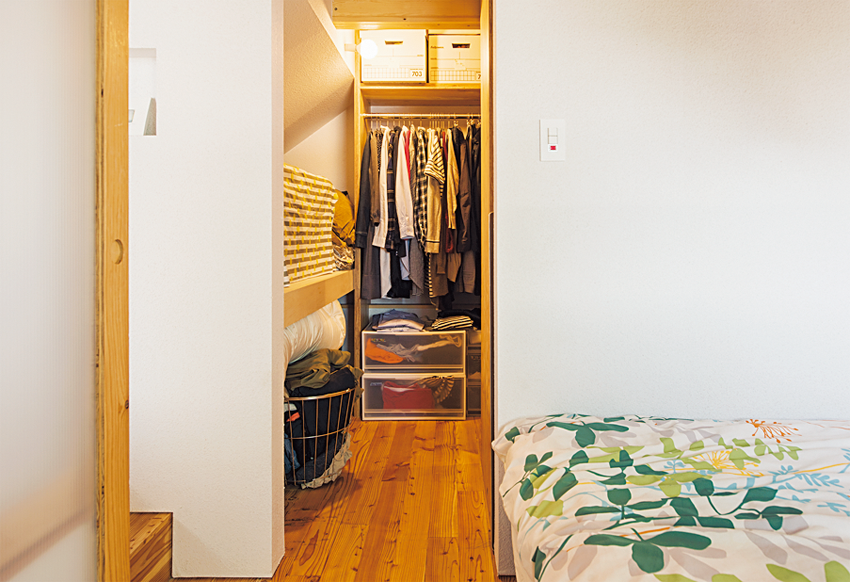 内部はバーと棚板だけのW・I・C