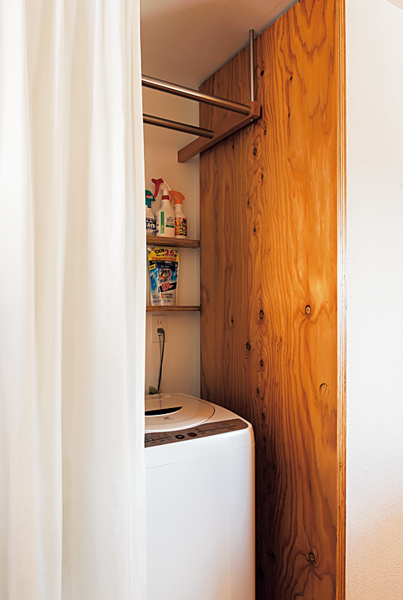 シャワーカーテンで目隠しされた洗濯機まわり