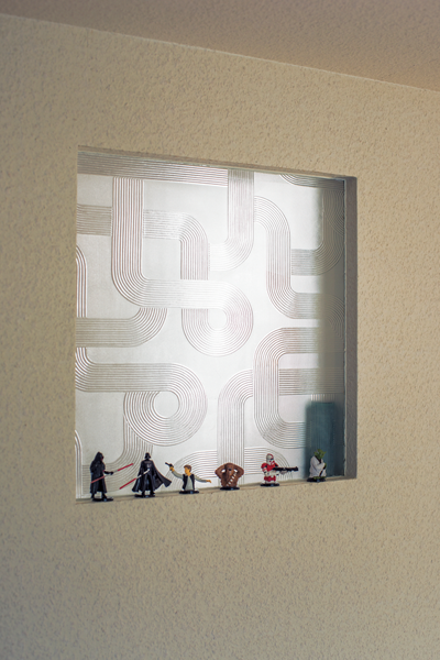 真っ白な壁を彩るレトロな飾りガラス