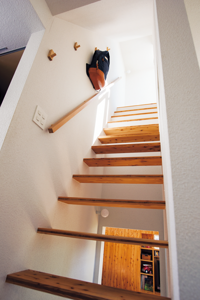 蹴上げ部分を抜いた階段