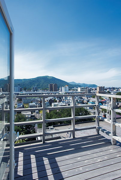 屋上テラスと青空