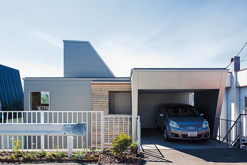 玄関が2階にある作りの外観