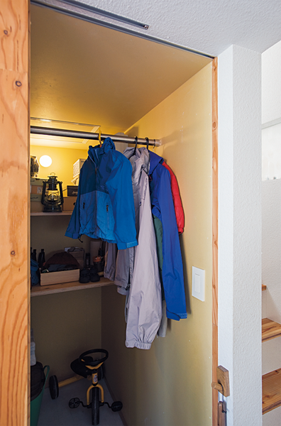 入り口の脇の大きめのクローゼット