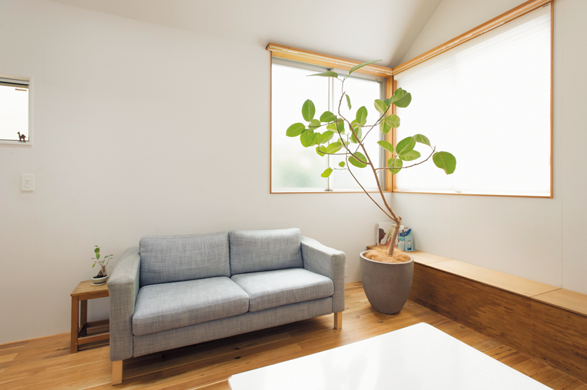 コーナー窓によって広々感がアップしたリビング