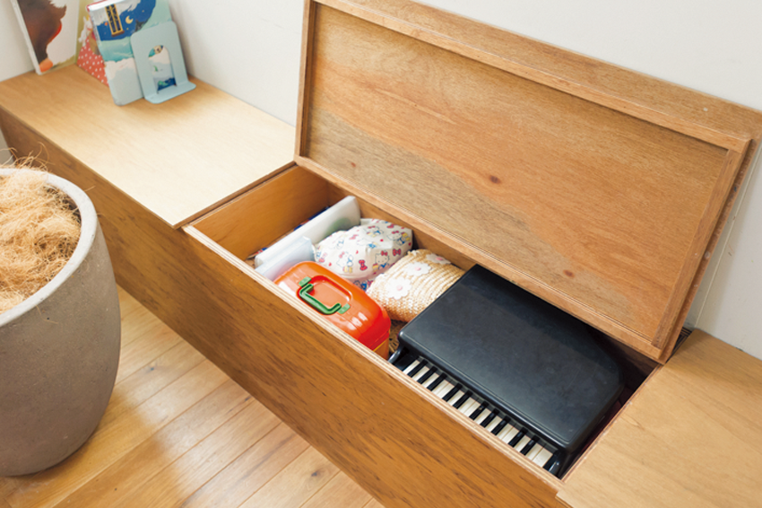 おもちゃもすっきり収納できるベンチ