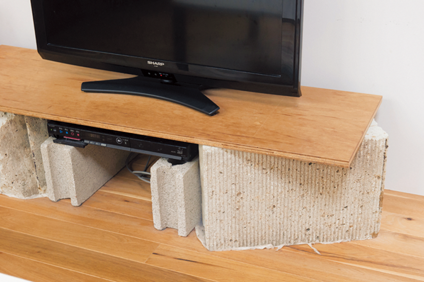 塀を積み直して余った大谷石を使ったテレビ台