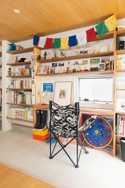 本棚にお気に入りのアートをディスプレイしたご主人の書斎スペース