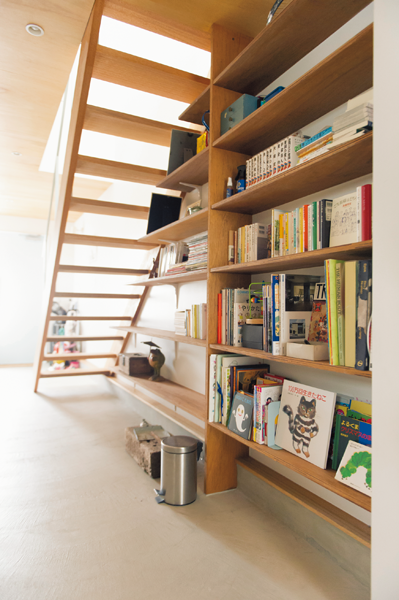 穏やかな光が差し込む蹴上げ部分を抜いた階段