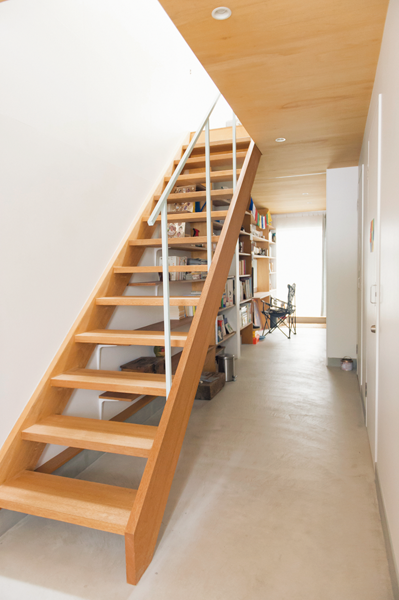 奥のテラスまでトンネルのようにのびる土間の空間