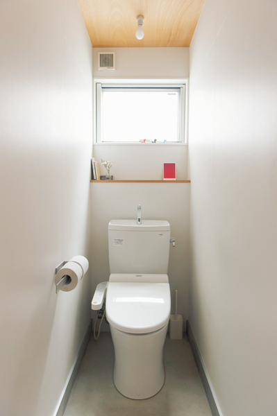 小さなオープン棚のみの潔い空間に機能美が光るトイレ