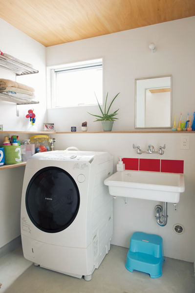 湿気がこもらないよう窓を設けた清潔感のある洗面室