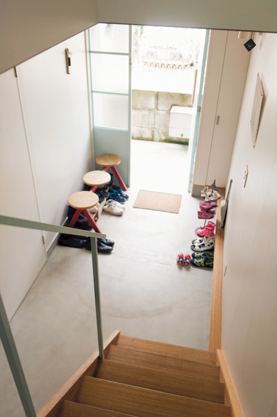 床を全面モルタル仕上げた玄関