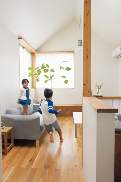 家じゅうを遊び場に笑いあう子供たり