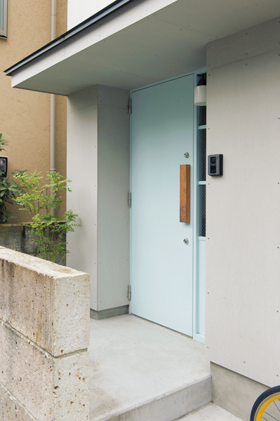 ブルーグレーの扉が目を引く外観