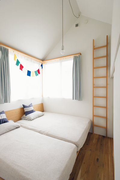 北側のおだやかな光が心地いい寝室