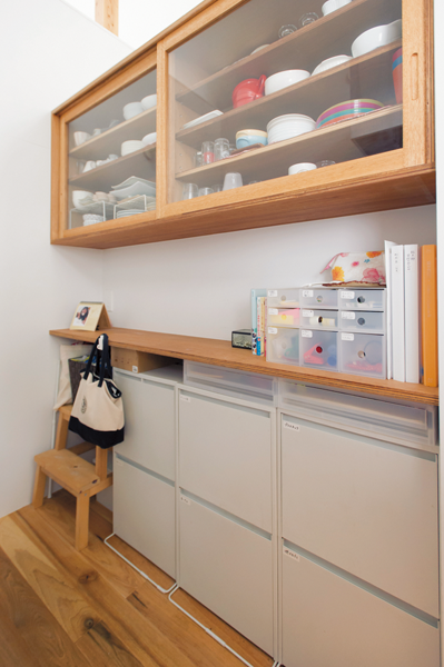 コンロ背面に造作した使い勝手のいい食器棚