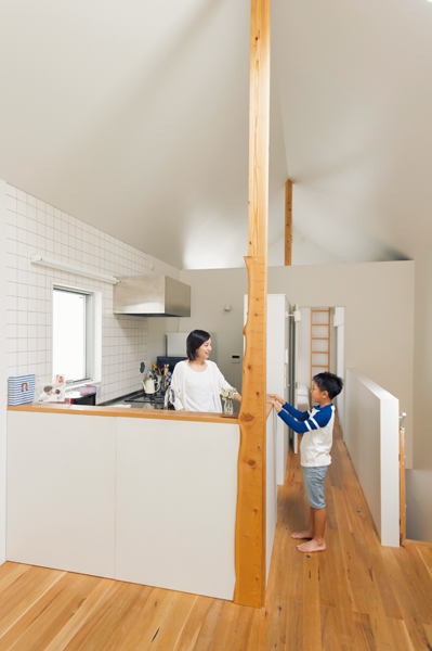 清潔かつ端正な雰囲気のL字型キッチン